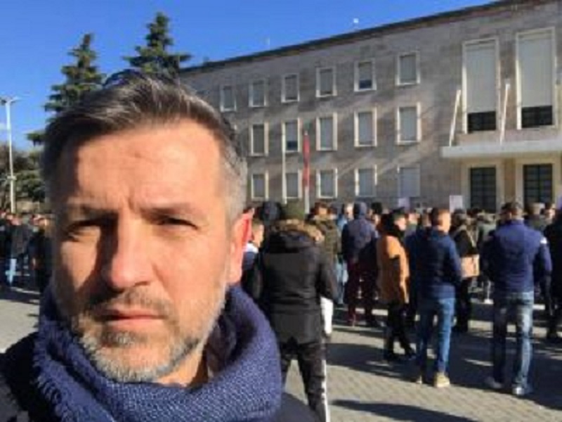 Ish-drejtori i shkarkuar i PDIU-së i bashkohet protestës para Kryeministrisë