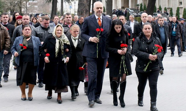 VIDEO/ Rama përkujton “21 Janarin” me familjarët e 4 protestuesve që humbën jetën nga plumbat e gardës në Bulevard