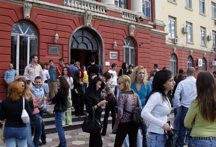 PD dhe LSI nxjerr “pedagogët e pavarur” që të protestojnë në vend të studentëve (Nga kunata e Argitës te deputetja e Bashës)