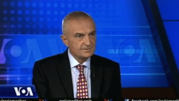 Kur Iliri nuk ishte president por “tepsixhi”: Jep “dekorata” floriri për qeverinë Rama dhe nxihet nga “grushtat” e gazetares për hajdutëritë e tij!