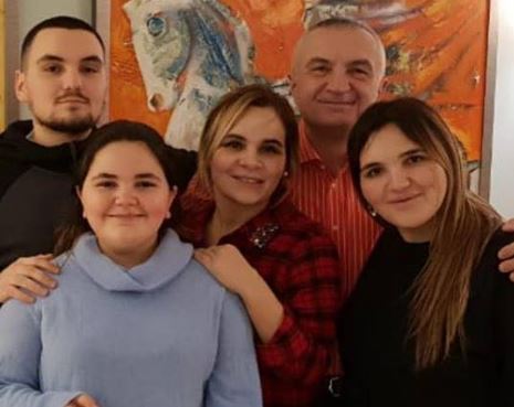 Edhe këtë kishin mangut shqiptarët sot: Urimin e familjes Adams, Meta Kryemadhi për Vitin e Ri