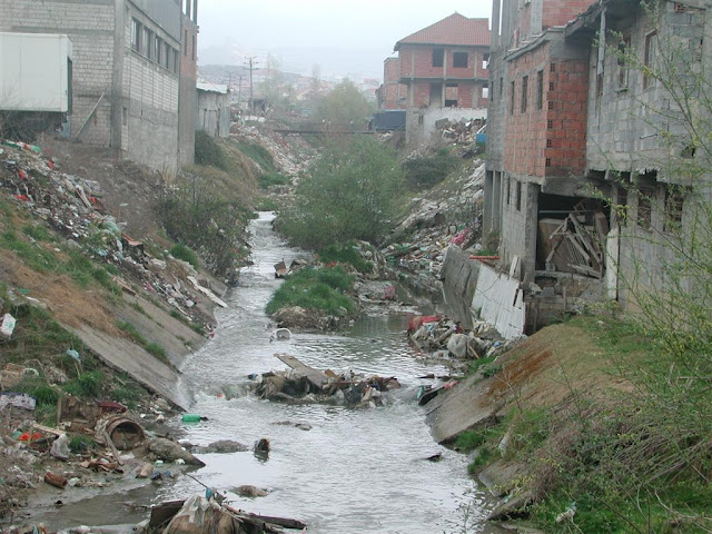 Tirana e viteve 1998-2001 xhungla e ndërtimeve pa leje buzë Lanës, që na la berishizmi (Video)