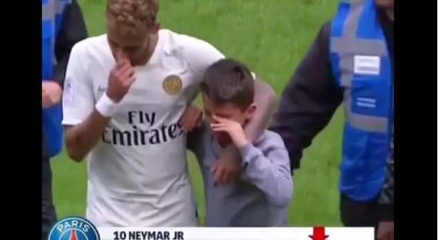 Video/ Gjesti i madh, Neymar gëzon tifozin e vogël që hyri në fushë