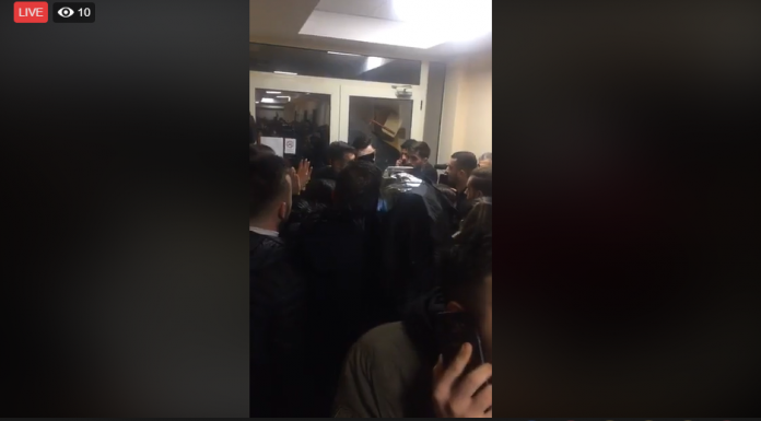 VIDEO/ Studentët e Drejtësisë tentojnë të zhbllokojnë fakultetin: “Shporruni! Duam mësim, duam mësim”