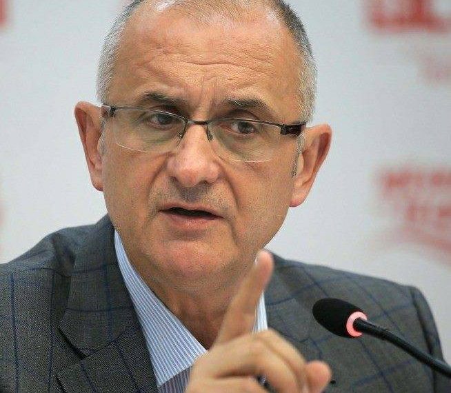 Titi le nam, lexoje mirë o aspirant për kryeministër! Qytetarët “masakrojnë” Petrit Vasalin për nivelin intelektual