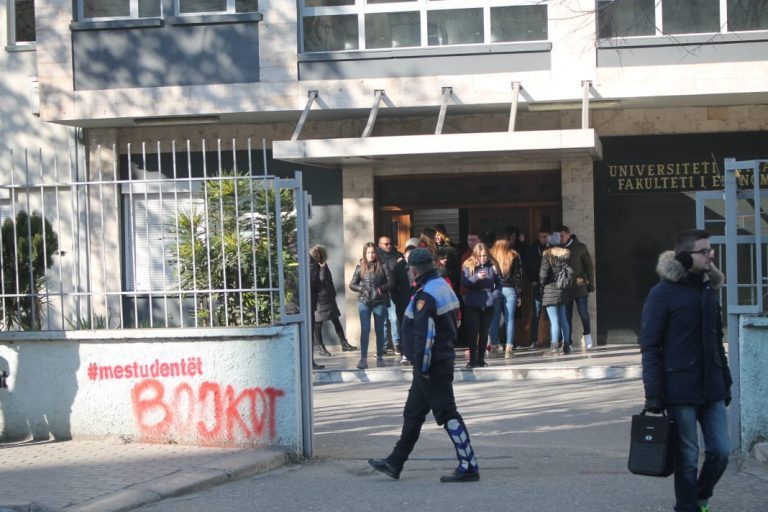 Braçe: Boll me rrena! Universitetet kanë detyrim të njoftojnë se mësimi ka rifilluar. Prindërit i dinë shkollat mbyllur e pa mësim