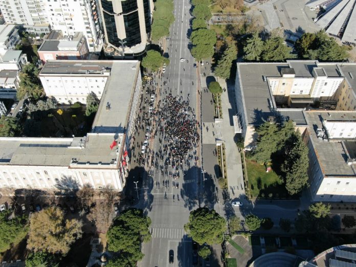 Protesta/ Studentët në mësim, militantët para kryeministrisë