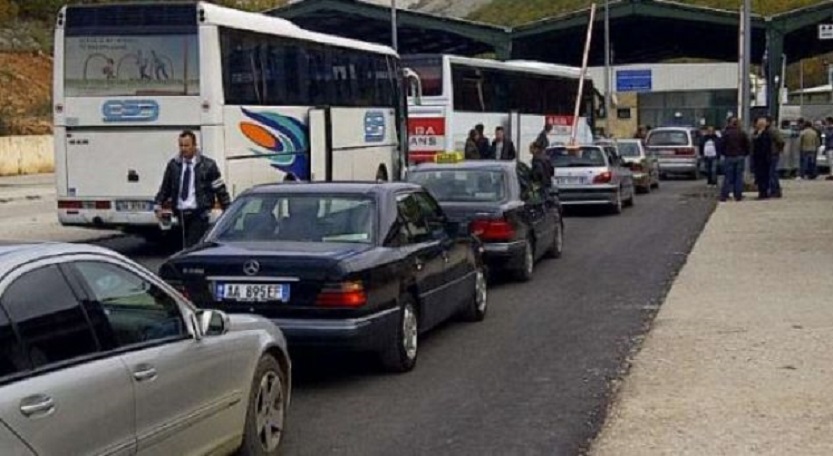 Shqiptarët kthehen pas festave në Greqi, pala greke i mban në radhë me orë të tëra