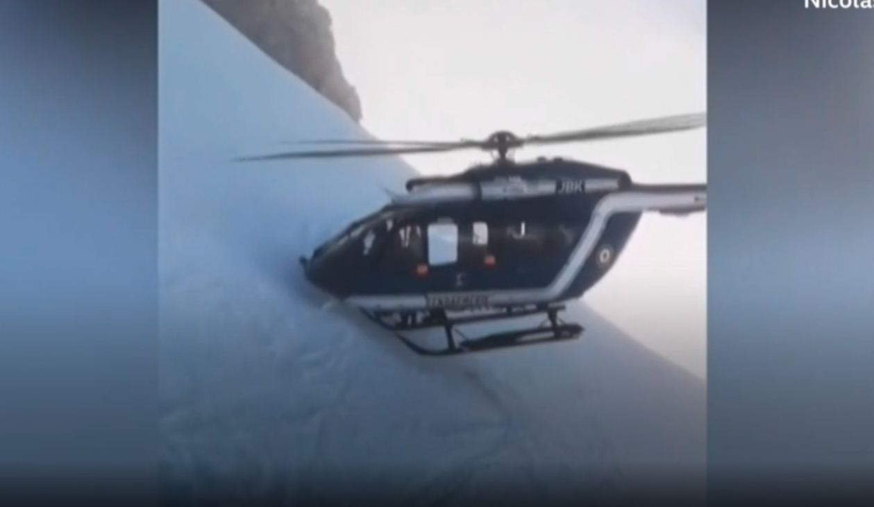 Manovra heroike e pilotit të helikopterit shpëton skiatorët (Video)