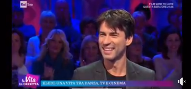 “Mirë se erdhe në studion tonë”, gazetari italian mirëpret në shqip Kledi Kadiun (Video)