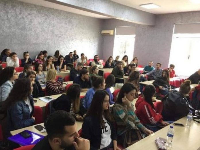 Kundër bllokimit, 85 % e studentëve të ekonomikut shprehen pro mësimit