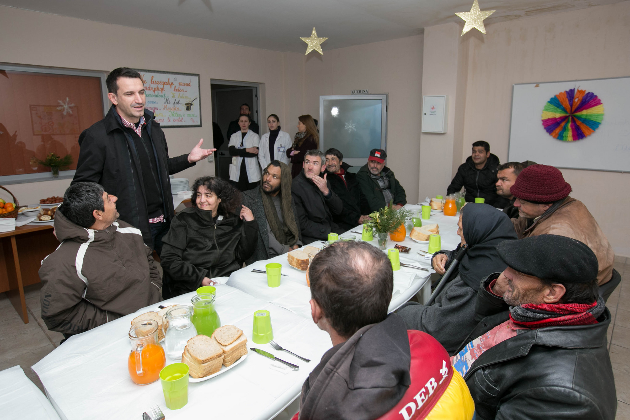 Temperaturat e ulëta, Bashkia e Tiranës sistemon të moshuarit në situatë rruge në qendrën e re sociale