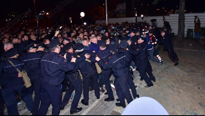 Video si protestuesit thyejnë kordonin e Policisë: Përse dhe cilin gënjen Basha?!