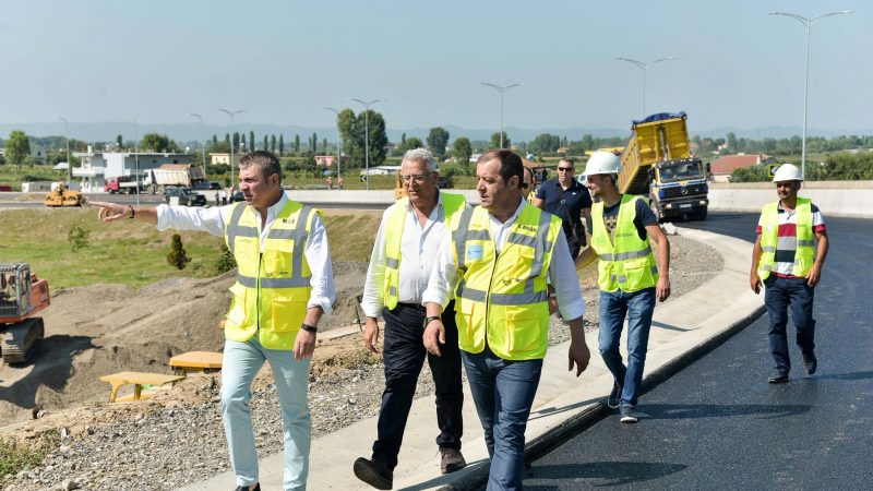 Lista  e shkarkimeve në ARSH me 12 zyrtarë të lartë duke u mbyllur derën e instuticionit/ Incidenti: O budalla hape, a je në vete nuk jam në listë! (Video)