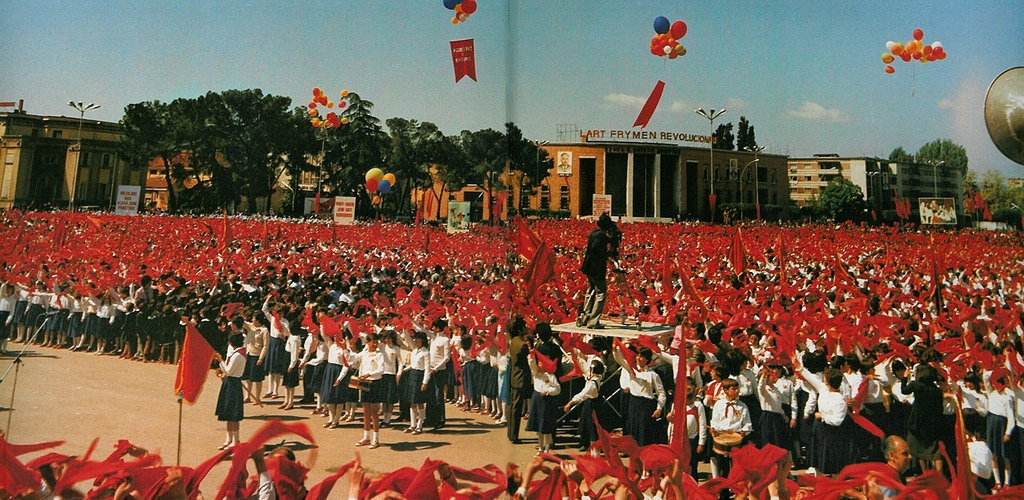 Kur populli i “lumtur” festonte! Parada e 1 Maj 1988 në Shqipëri dhe historia e kësaj date (Video)