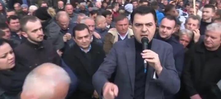 Basha ka dhe truproje që i përdor për të rrahur qytetarë: Ja si e godet me grusht qytetarin njëri nga këta palaçot në Pogradec (Video)