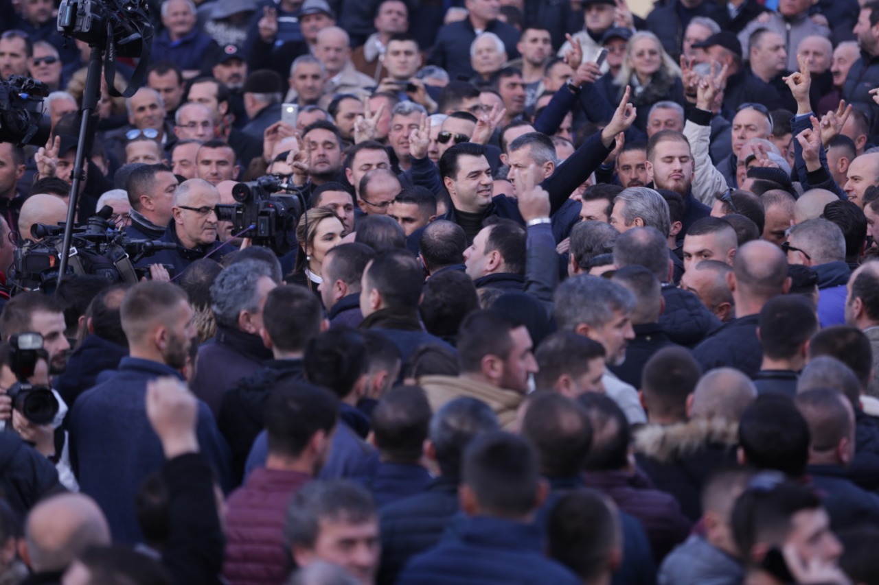 Basha ka filluar zanat të ri: Këngëtar, që të bënë të… në protestë me “eja mblidhuni këtu-këtu…. (Video)