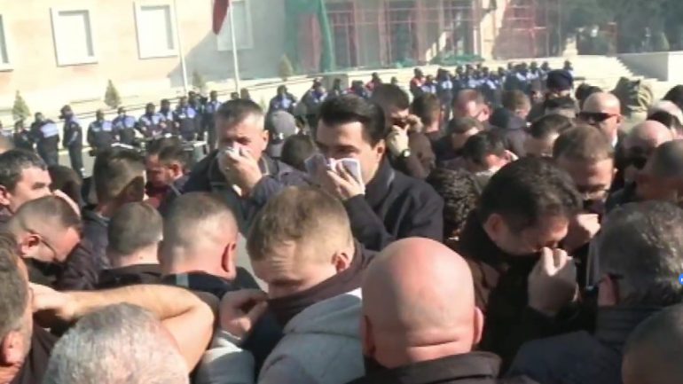 Pas 5 orësh Basha i jep fund protestës: “Faleminderit të gjithëve, ju lumshin komët… shihemi të enjten tjetër”