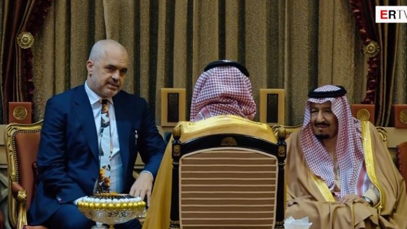 Ministrja e Financave Anila Denaj respekton zakonet e vendit, e mbuluar me shami shoqëron Ramën në Arabinë Saudite e firmos marrëveshje