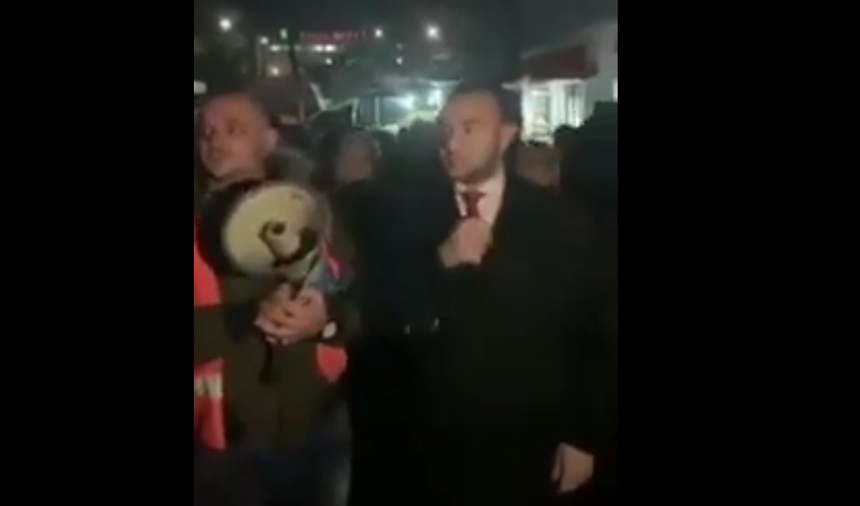 VIDEO/ Banorët e Astirit të fyer nga prezenca e deputetit të PD ia plasin në fytyrë: Mos hajde të bësh politikë me pronat tona se na çave… o krriçi Fahriut!