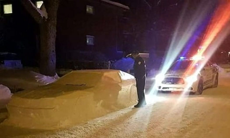 Krijon një makinë prej bore, policët ndalojnë për t’i vënë gjobë (Foto)