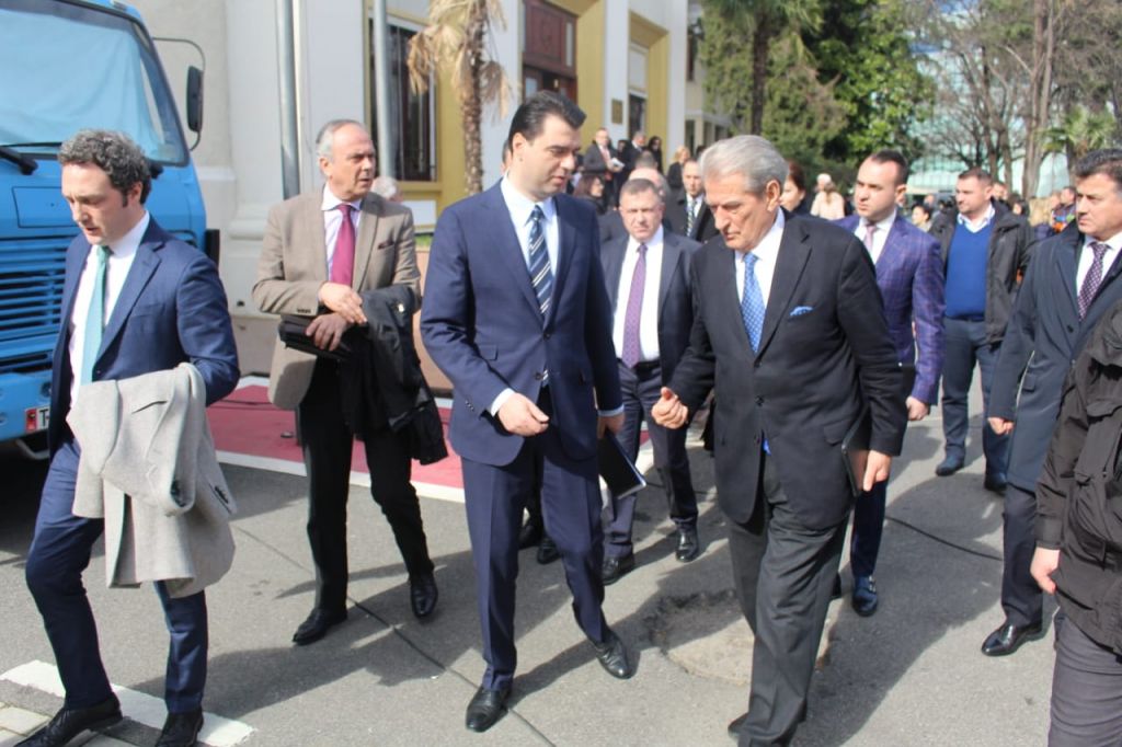 VIDEO/ Berishës nuk i hiqet nga mendja stilolapsi për të justifikuar sulmin me a.rmë ndaj protestuesve të 21 Janarit dhe sulmin me bojë ndaj Ramës