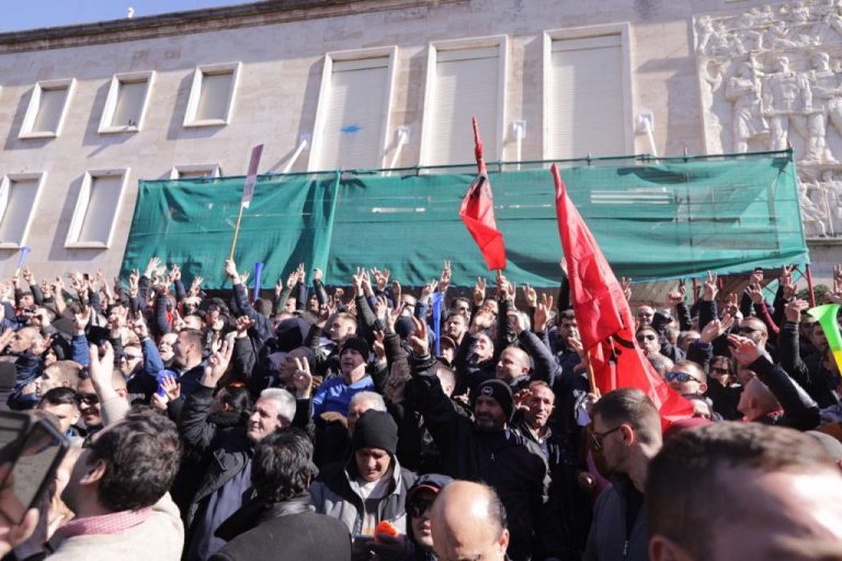 SHBA dhe BE apel Bashës për protestë paqësore