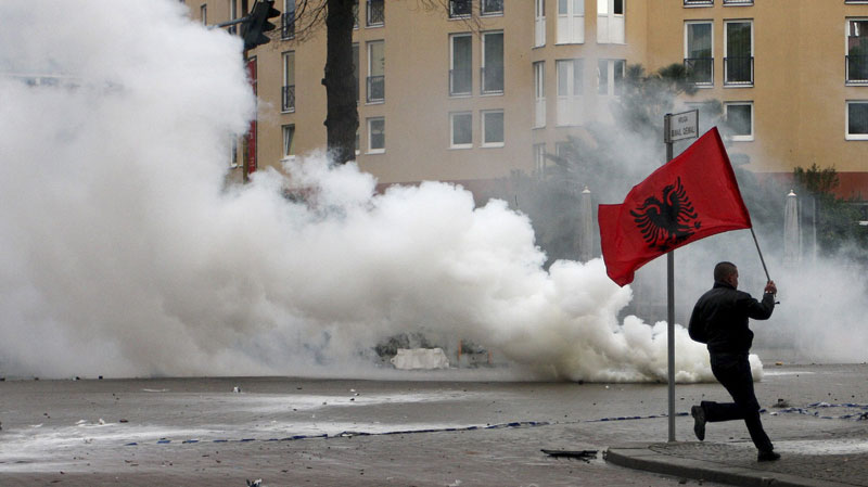 Qindra kamzalinjë dhe tropojanë drejt Tiranës, dyqanet mbyllin qepenat në protestën e të shtunës