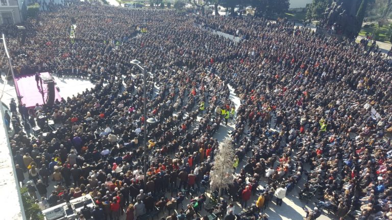 Momenti kur Berisha, Basha dhe Kryemadhi shohin me kërshëri aktivitetin e Ramës në Vlorë nga bulevardi