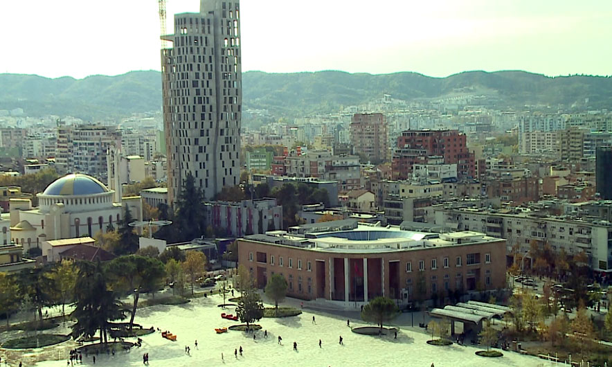 Borë në Tiranë dhe Durrës