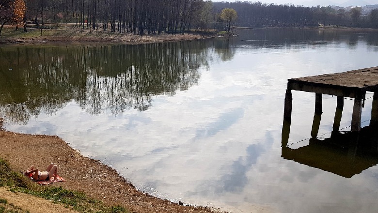 Zhvishet gruaja tek Liqeni Artificial, bën plazh në mes të marsit (Foto)