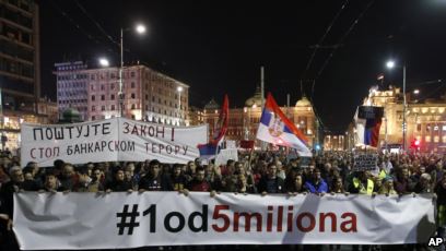 “Rusofobët” gjithçka si në Tiranë, demonstratë dhe në Beograd: Protestuesit serb incident të rënd, hyjnë në ndërtesën e televizionit shtetëror por…