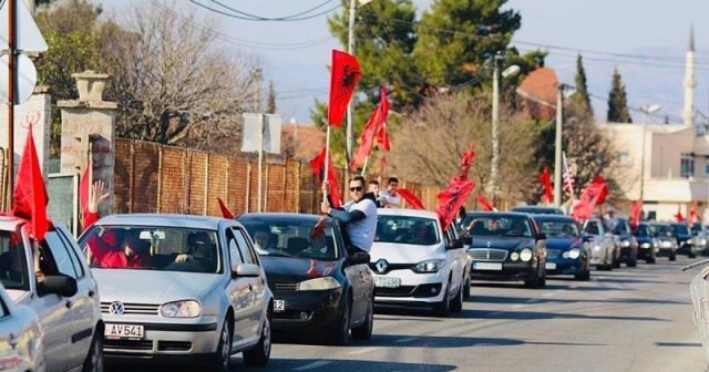 Zenka: Çka pritët, me cilin Flamur të festonim? – Flamuri shqiptar i lëjuar në Mal të Zi (Video)