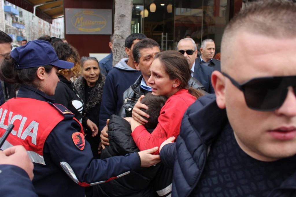 Përmbarimi i “padrejtësi” me 25 Mars do…! Efektivja e policisë në lot: “Shtëpia ime do të shembet bashkë me mua brenda!