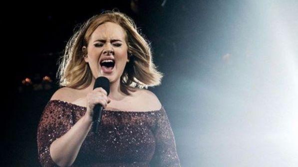 Adele fiton miliona, i ati punon për 60 euro në ditë