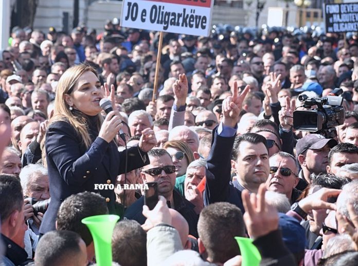 O janë me “penallti” n’kry, o e kanë prej hallit, o i kanë të dyja bashkë?!