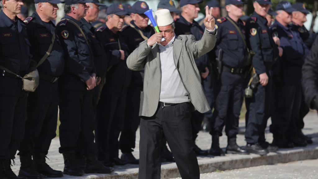 Protesta e opozitës “shfryhet”: Pas presionit ndërkombëtar Basha friksohet të aplikoi planin Berisha-Monika