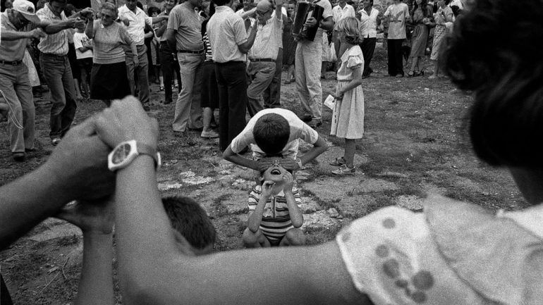 Pamjet filmike të vitit 1988! Tirana, të rinjtë, stili i jetës dhe varfëria e skajshme e shqiptarëve në vitet e fundit të regjimit komunist (Video)