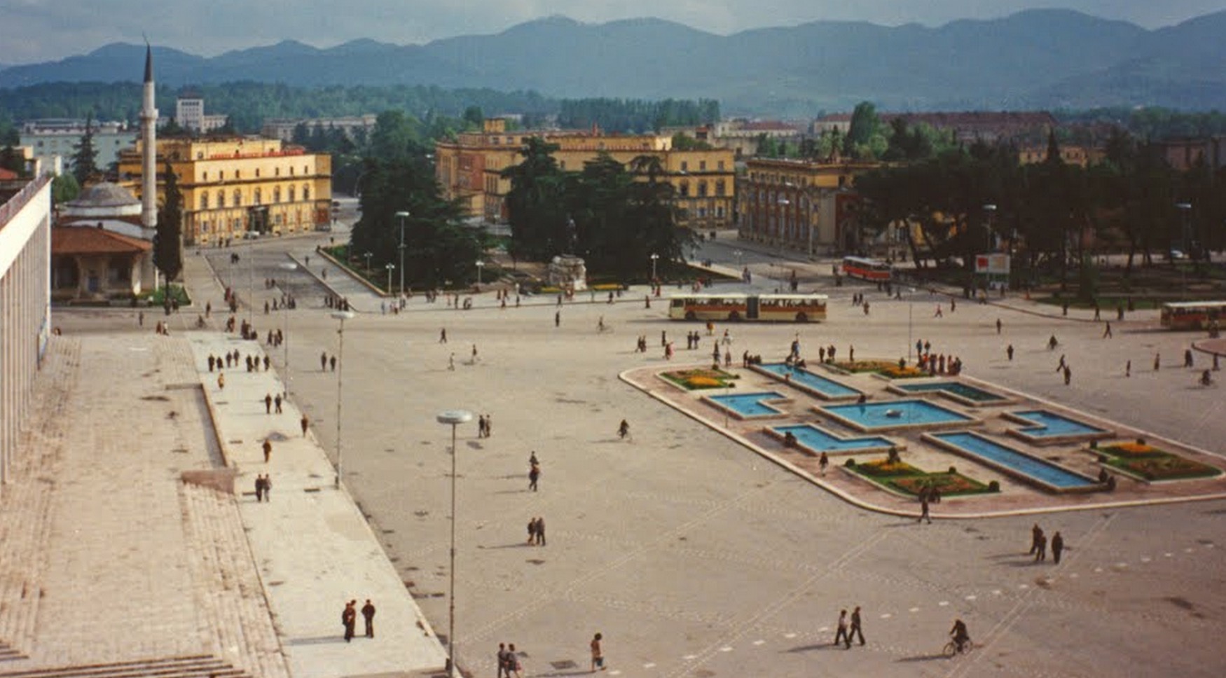 Filmime private, të paprera e të papërpunuara, në Tiranën e fillim-viteve ’90 (Video)