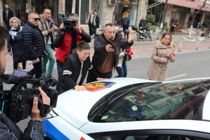 “Unë kërkoj shtëpi” flet djali që përloti gjithë Shqipërinë