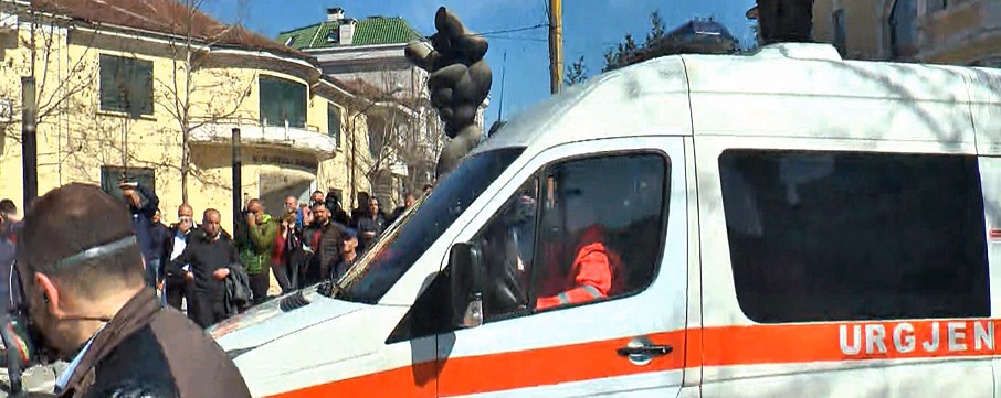 Pasi goditën policinë, militantët e PD-LSI godasin ambulancën