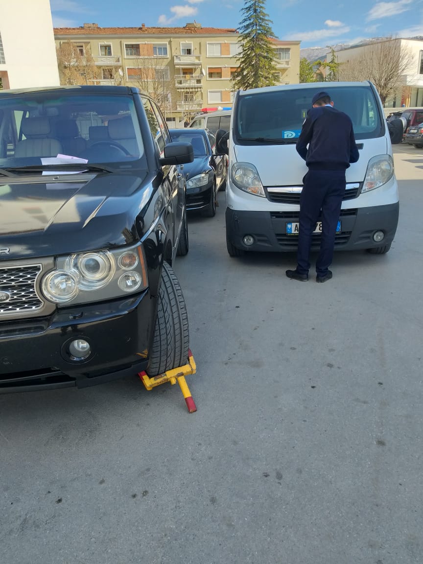 FOTOLAJM/ Basha thyen ligjin gjatë tubimit në Korçë, policia nuk e fal dhe i jep përgjigjen e merituar