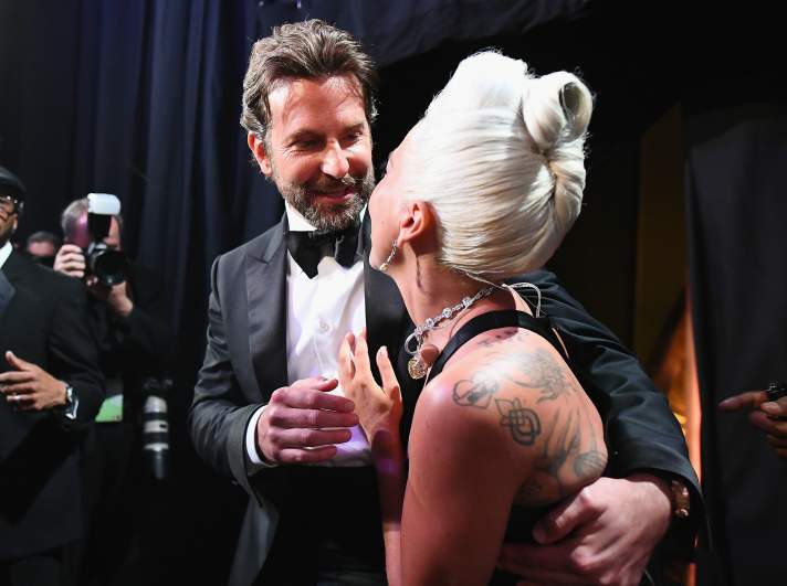 FOTO/ Çfarë është ky buzëkuq? Plasin polemikat për Lady Gaga dhe Bradley Cooper