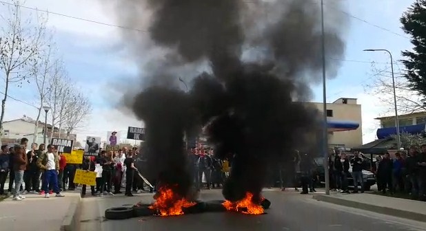 I zunë pritë kryeministrit Rama dje në Fier: Policia i’u bën “vizitë” nëpër shtëpia protestuesve të PD