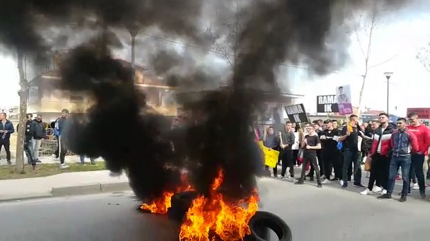 FOTOT/ Basha dhe Kryemadhi i presin rrugën Ramës me disa gjimnazistë që dogjën goma, hedhën shashka dhe gurë