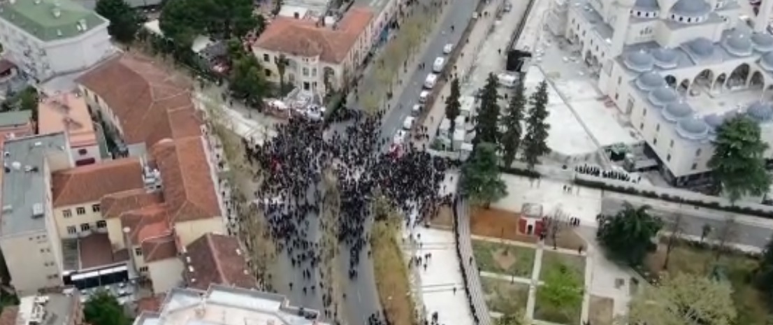 DRONI NUK GËNJEN/ Tkurren protestuesit, kjo është pjesëmarrja në protestën e Bashës dhe Kryemadhit