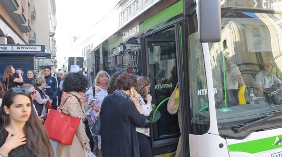 Në Greqi ku jetojnë 600 mijë shqiptar, PD dërgoi dje një autobuz me 40 ushtarë për të thirrur: “Rama ik!