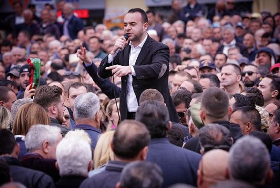 Krriçi Fahriut i drejtohet protestuesve: Ka ardhur koha të futemi në Parlament dhe t’i nxjerrim zvarrë