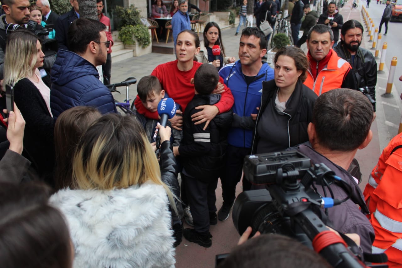 Tiranë/ Banorët përplasen me përmbarimin, Lleshaj i ashpër me policinë: Duhet të ishit efikas