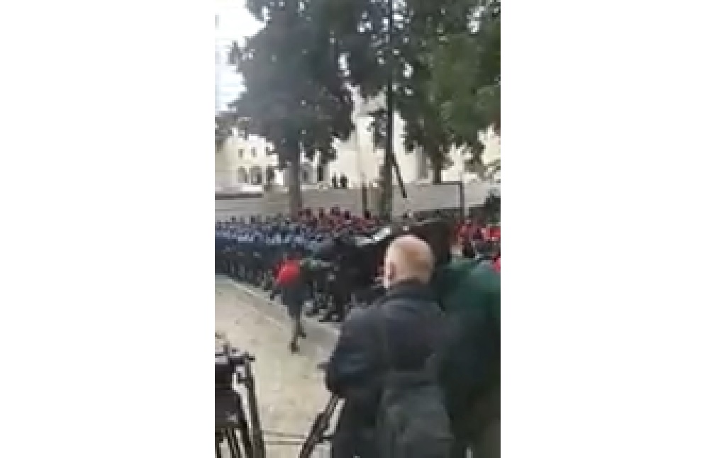 VIDEO/ Militanti i dehur i PD-së kërkon të çajë kordonin e policisë me shkop në dorë, po mezi e mbajnë këmbët dhe e hedh drejt parlamentit